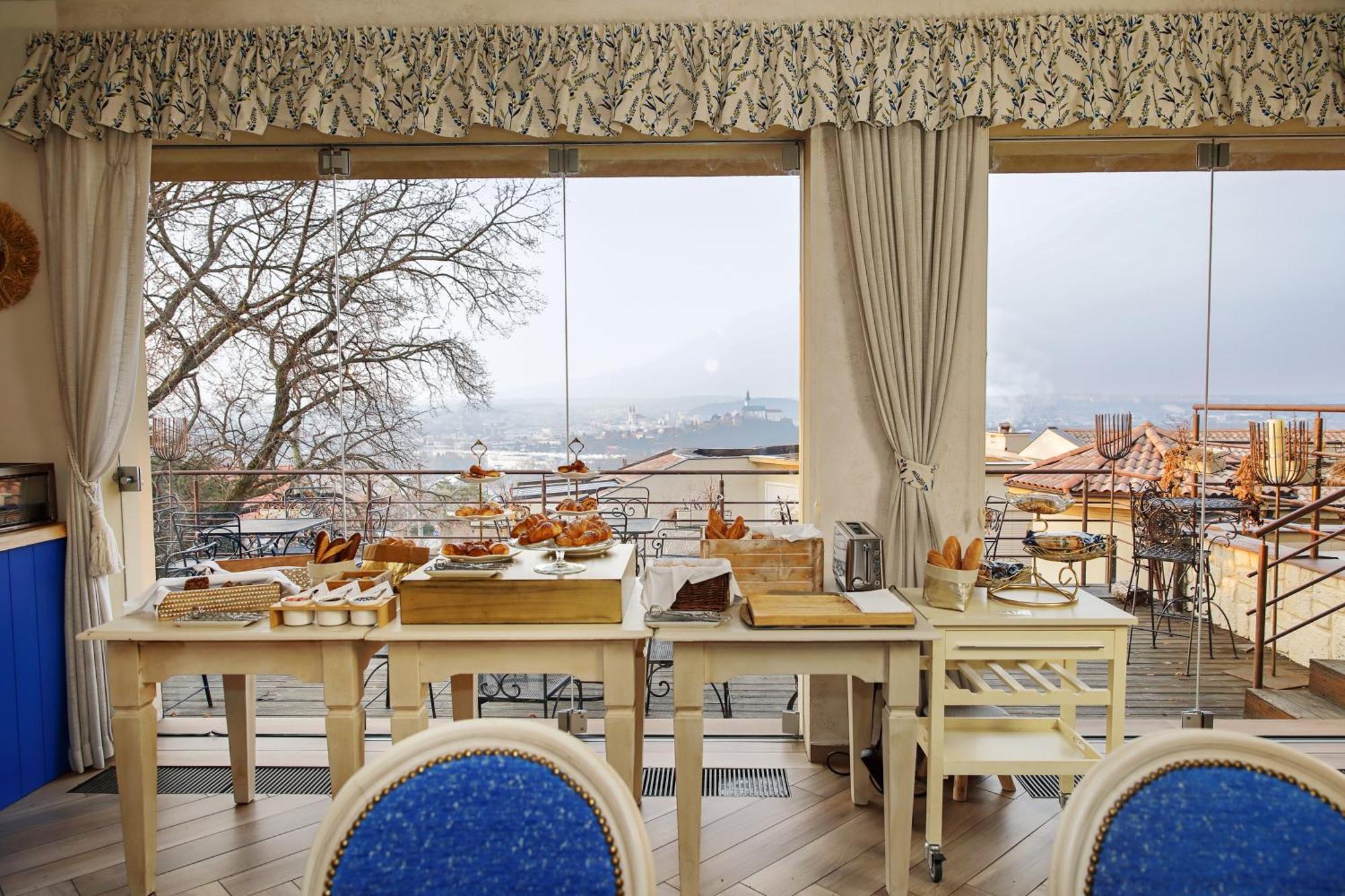 Hotel Zlaty Klucik - Golden Key With Luxury Spa Нитра Екстериор снимка