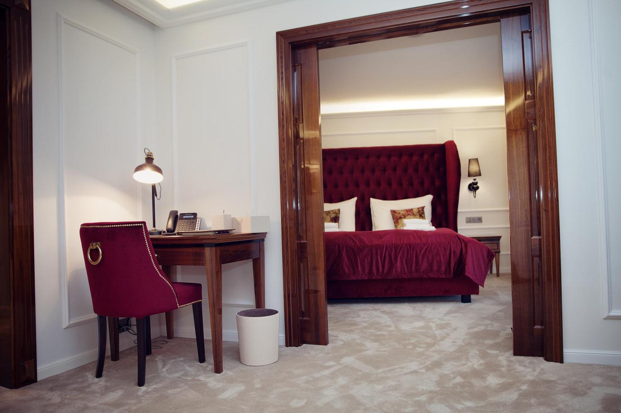 Hotel Zlaty Klucik - Golden Key With Luxury Spa Нитра Екстериор снимка