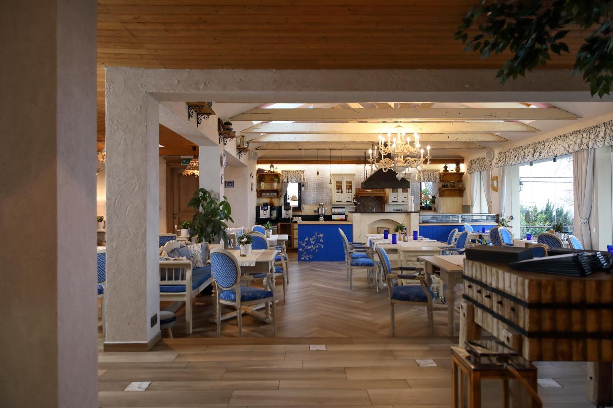Hotel Zlaty Klucik - Golden Key With Luxury Spa Нитра Екстериор снимка