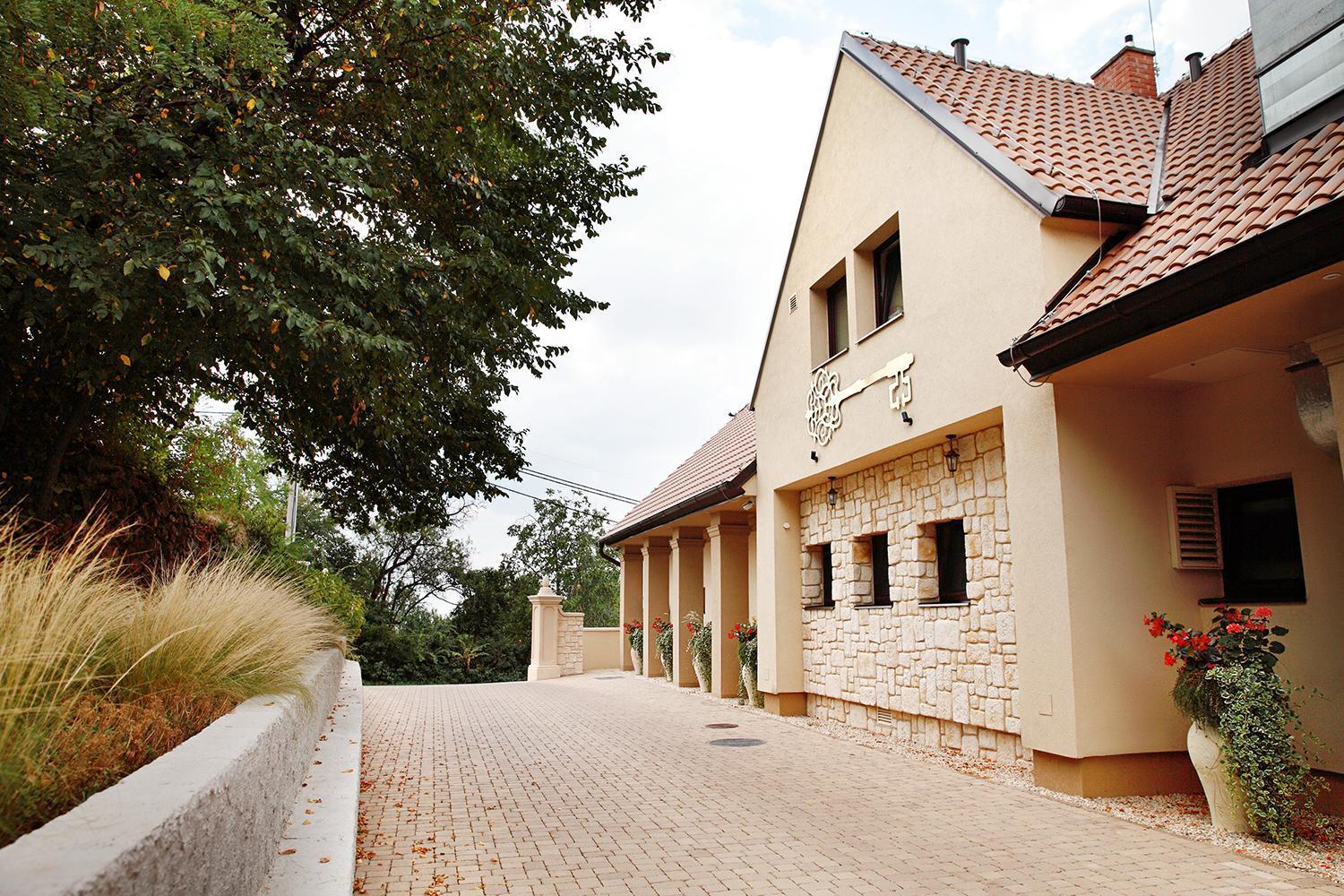 Hotel Zlaty Klucik - Golden Key With Luxury Spa Нитра Екстериор снимка