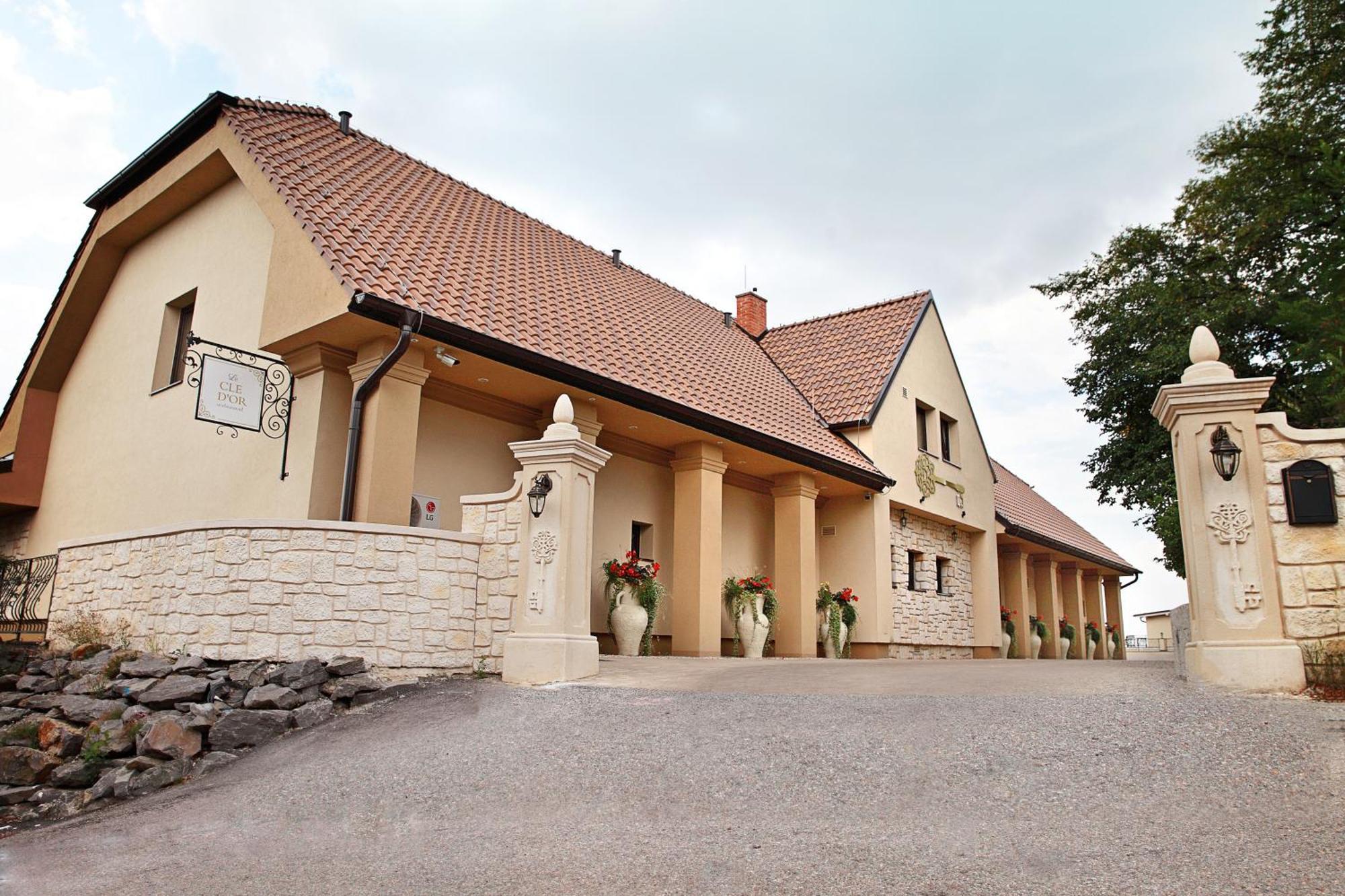 Hotel Zlaty Klucik - Golden Key With Luxury Spa Нитра Екстериор снимка