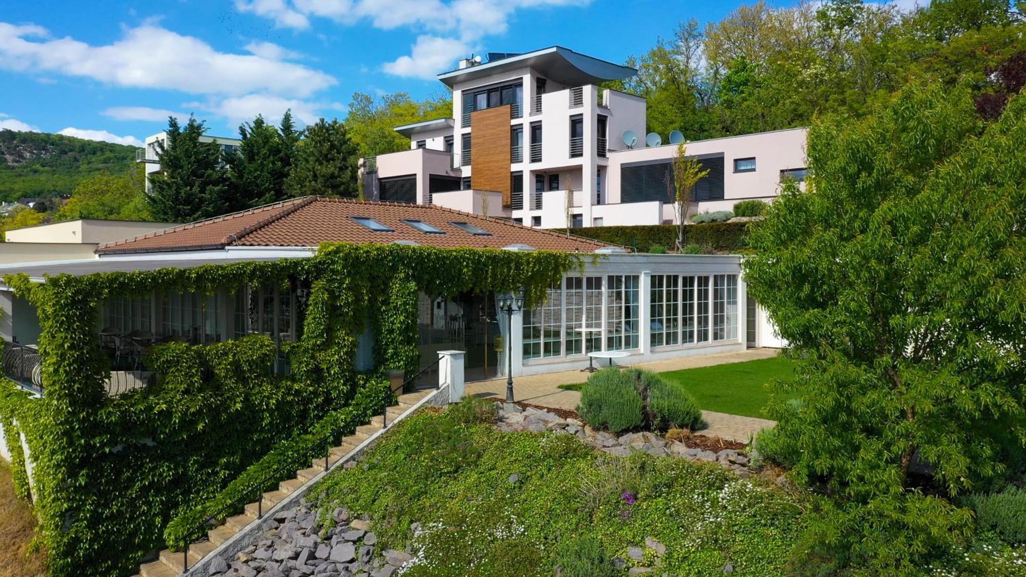 Hotel Zlaty Klucik - Golden Key With Luxury Spa Нитра Екстериор снимка